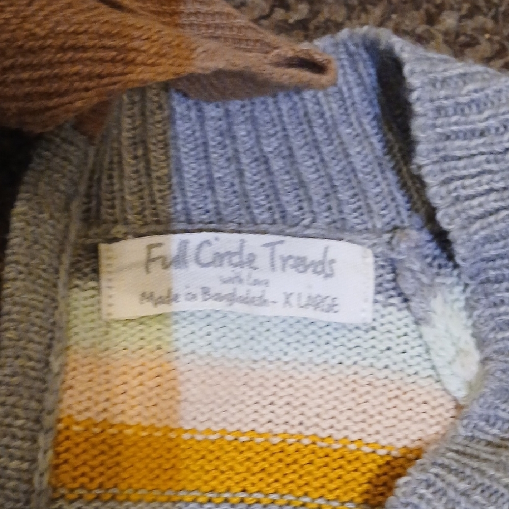 Geometric Patterned Sweater - Picture 4 of 7